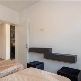 4 Bedroom Villa with Pool near Vodice town, Sibenik Riviera, sleeps 8